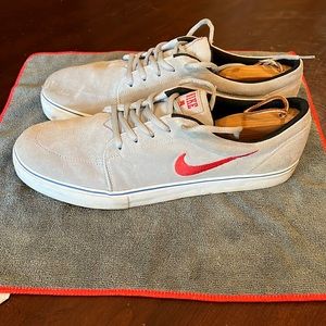 Nike Satire casual sneaker light grey, red and white 536404-064 size 12
